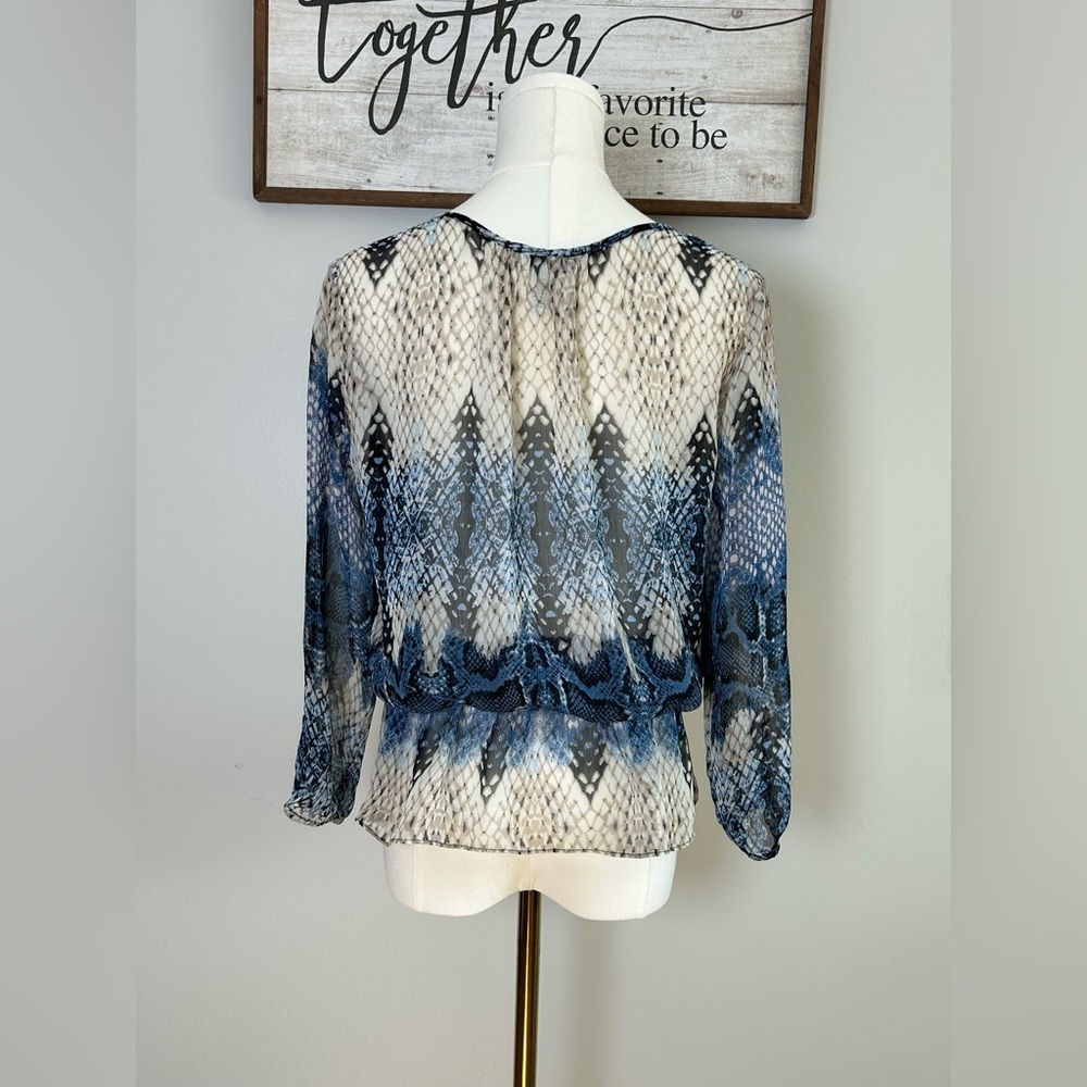 Caché Blue Snakeskin Print Peplum Blouse Size Small Beaded Scoop Neck 3/4 Sleeve - Picture 5 of 13